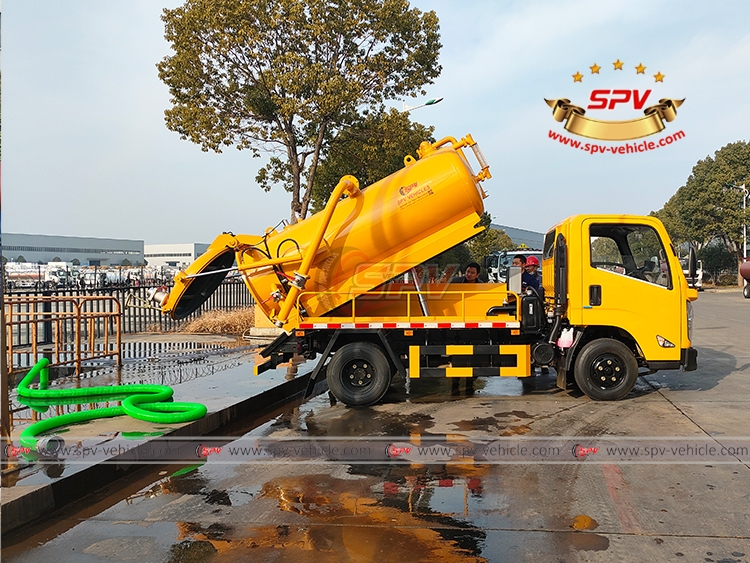 Sewage Disposal Truck Tank Lifting Test